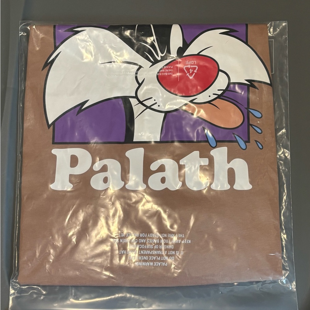 Palace UGG Looney Tunes ‘Sylvester Palath’ t shirt in brown. Large